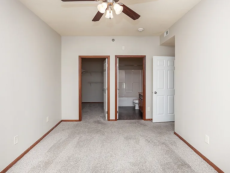 Silver Oak Condos — Photo 32