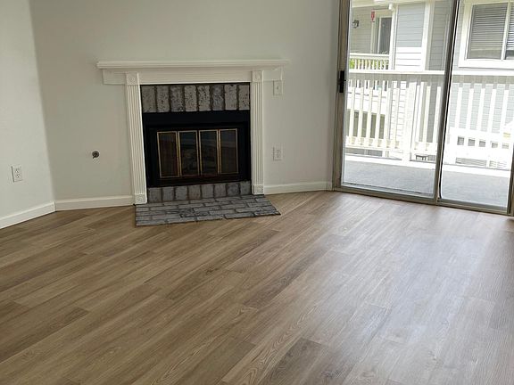 Livingroom with gas fireplace
