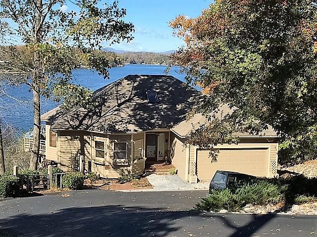1st image of 270 Village Ln