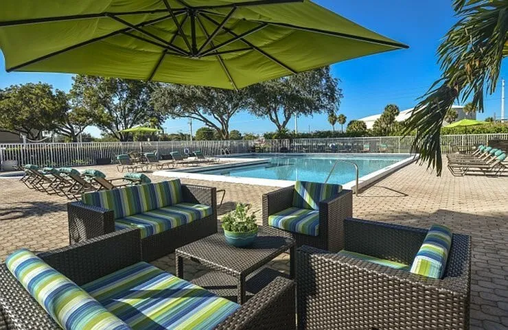 Poolside Lounge
