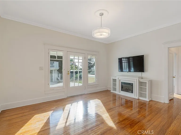 1325 E Altadena Dr — Photo 4