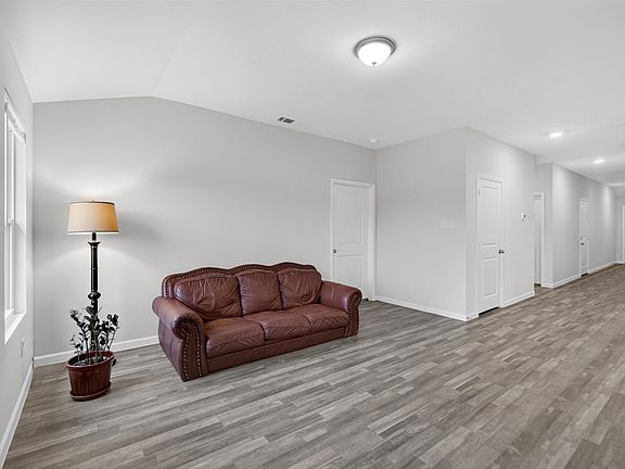 5th image of 901 E 3rd St
