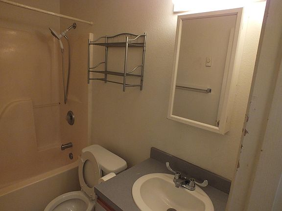 5th image of 661 Sunset Ave NE Unit 6