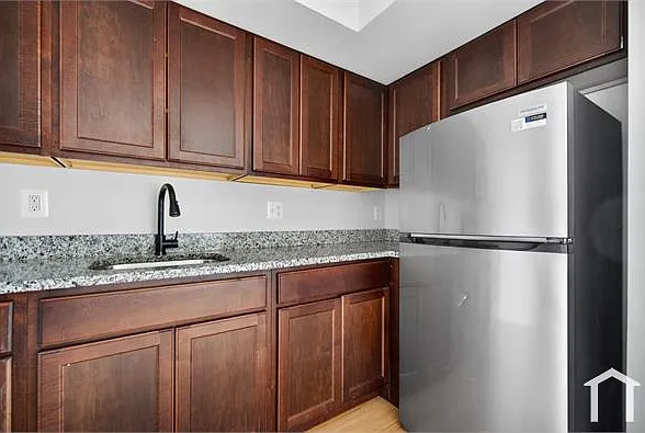 3 bed, 900 sqft, $2,250 — Photo 2