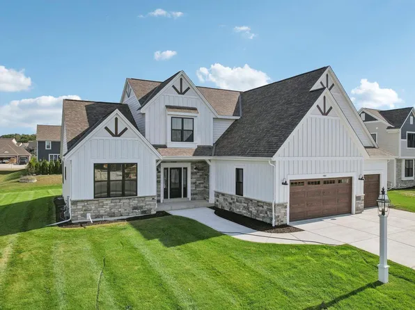 1607 White Deer TRAIL, Waukesha, WI 53189