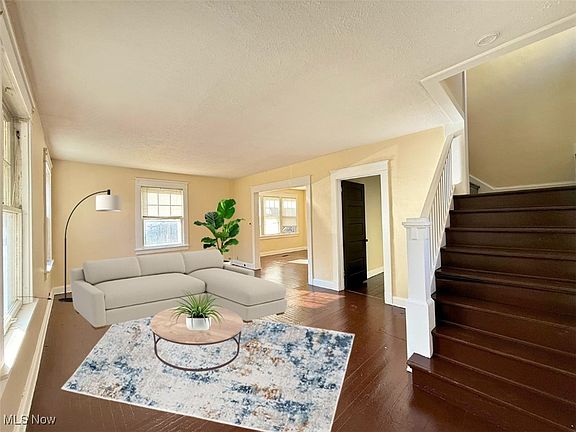 5th image of 267 Rockwood Dr