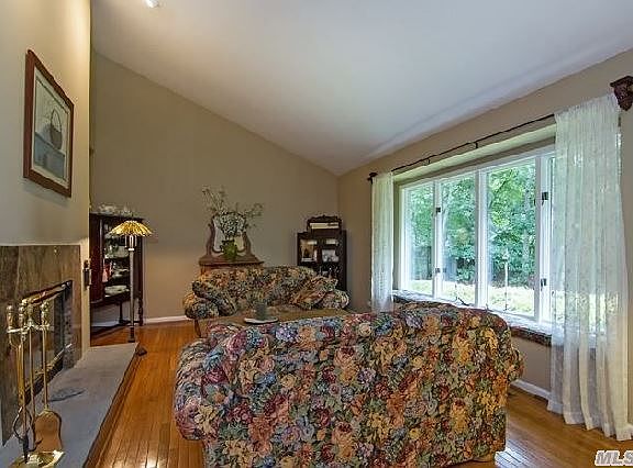 4th image of 212 Oak St