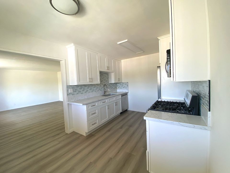 Kitchen and Kitchen Nook