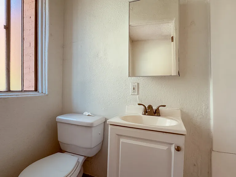 920 S Hobart Blvd — Photo 5