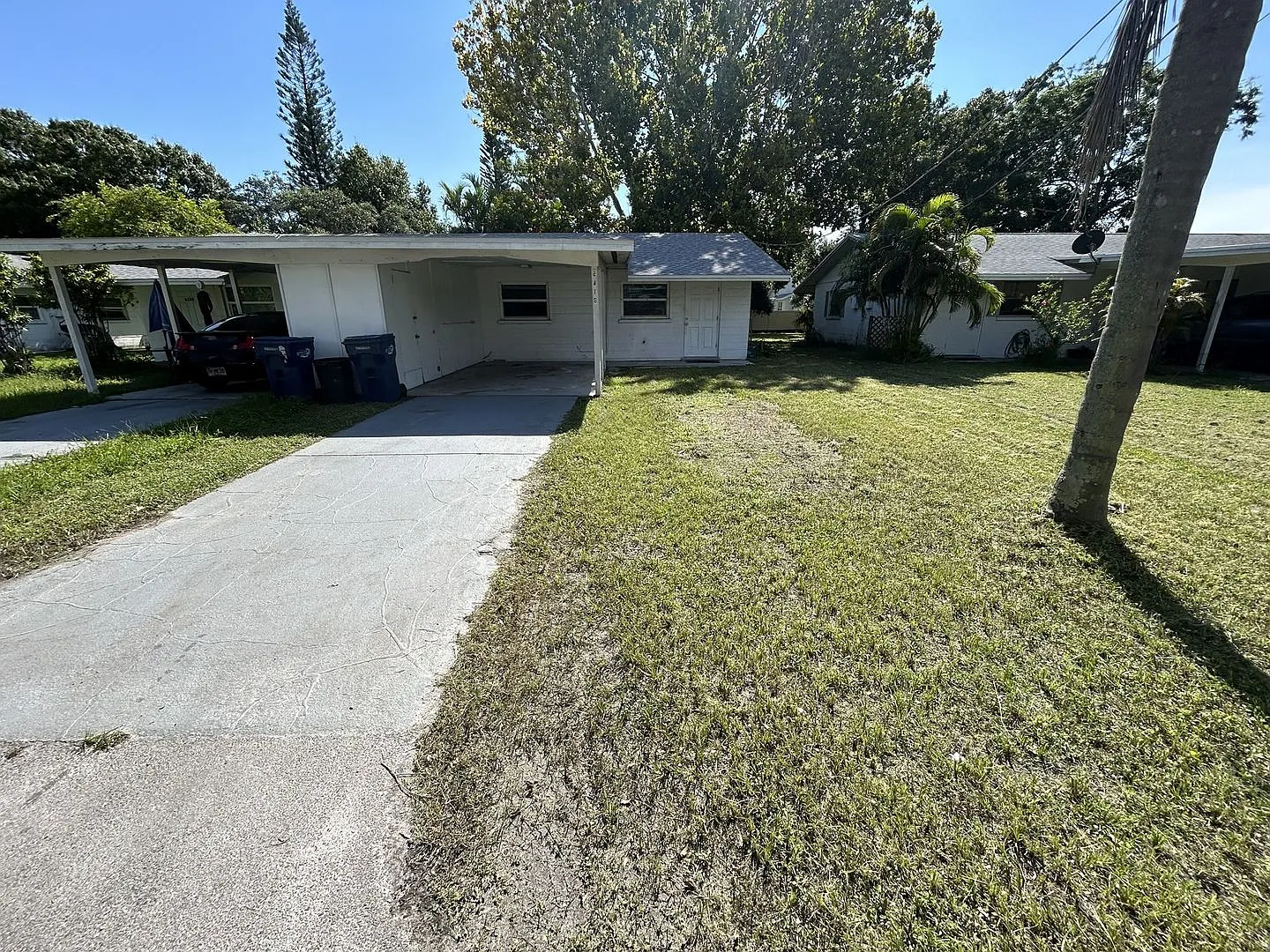 2/1 quiet neighborhood w/ small backyard & carport — Photo 2
