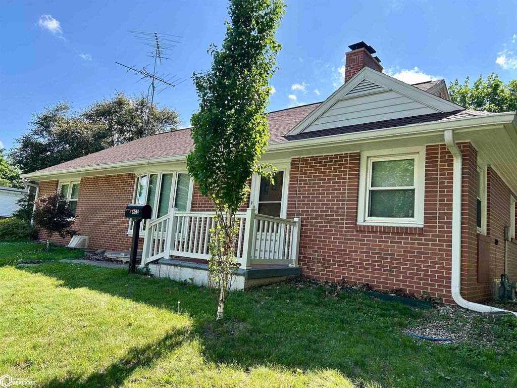 802 10th St, Eldora, IA - View 2