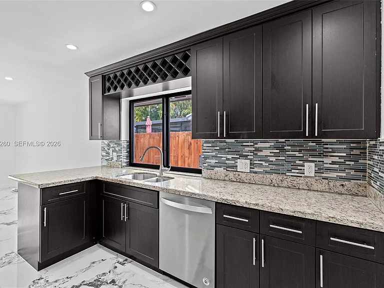 732 SW 95th Ter — Photo 2