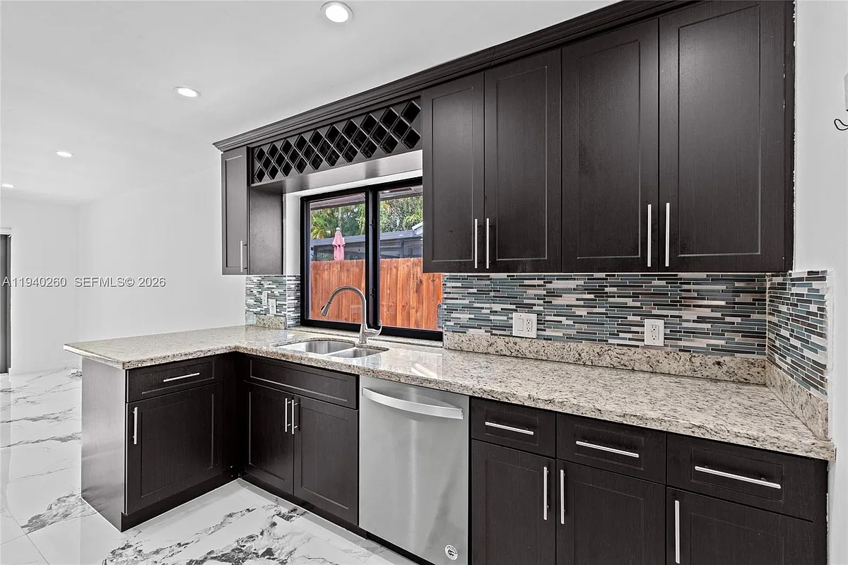Building Photo - 732 SW 95th Ter