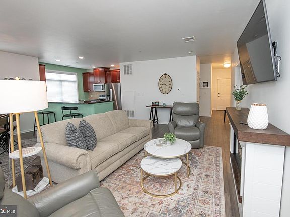 4th image of 460 Carson Ter