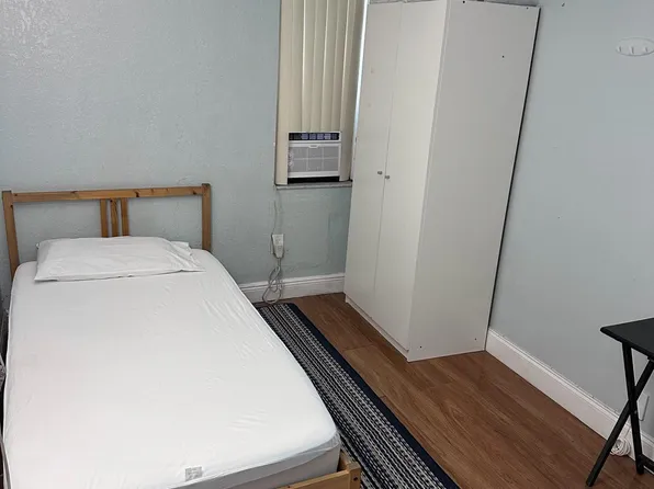 910 NW 34th Ter, Fort Lauderdale, FL 33311