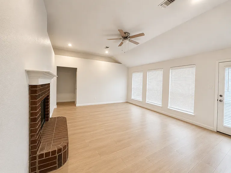 806 W Colony Dr — Photo 2