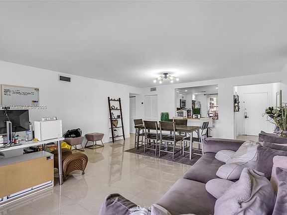 5th image of 271 W Park Dr