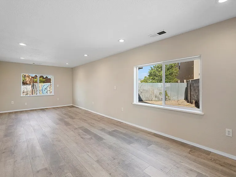 915 Kinley Ave NW — Photo 9