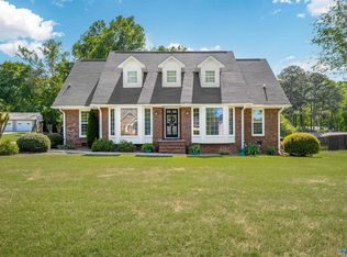 326 Mountain Lake Cir, Rainbow City, AL 35906