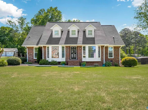 326 Mountain Lake Cir, Rainbow City, AL 35906
