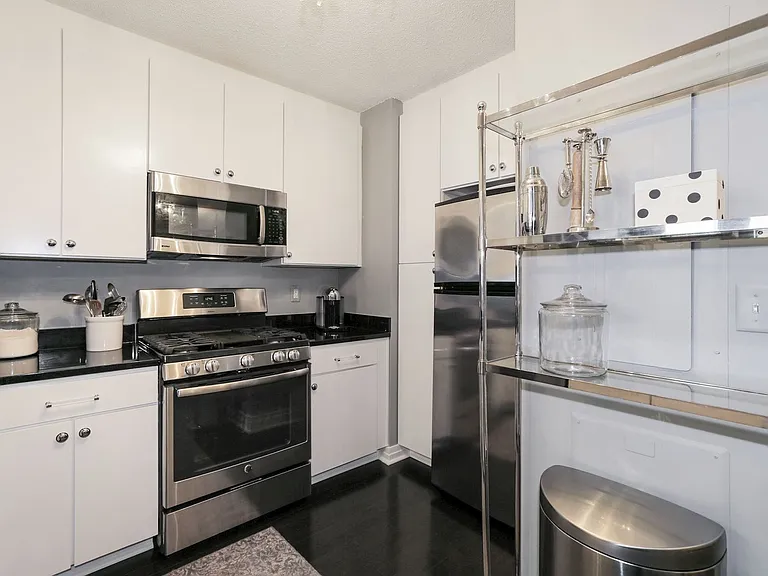 915 E St NE #1002 — Photo 11