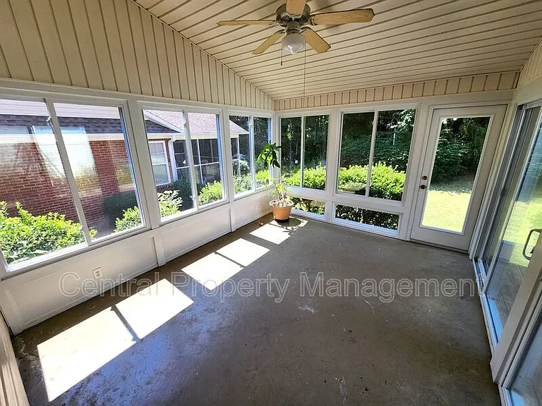 303 Rexford Dr — Photo 26