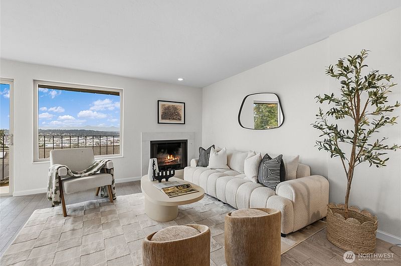 4th image of 4511 Greenwood Avenue N #4