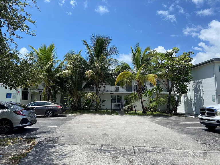 240 SW 8th St #3 — Photo 16