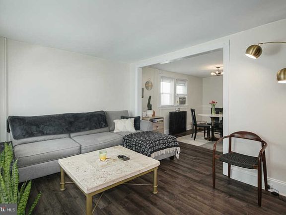 5th image of 42 E Walnut St