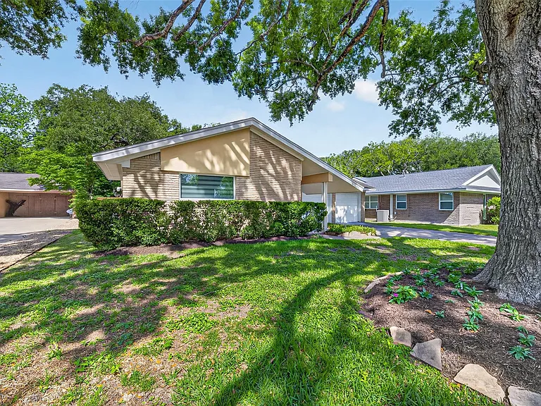 11230 Huggins Dr — Photo 2