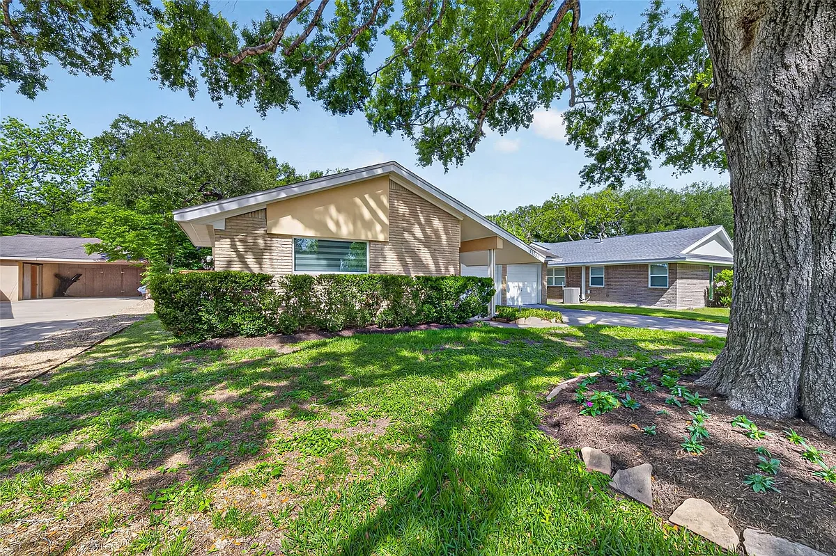 Building Photo - 11230 Huggins Dr