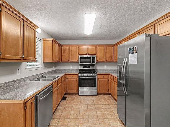 3rd image of 5831 Millers Pond Ln