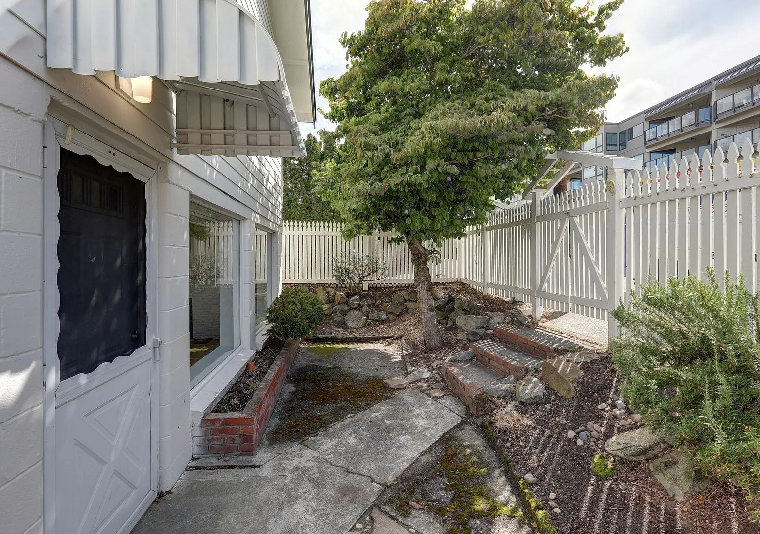 2 Bedroom Garden Apartment in Downtown Edmonds Duplex! — Photo 2