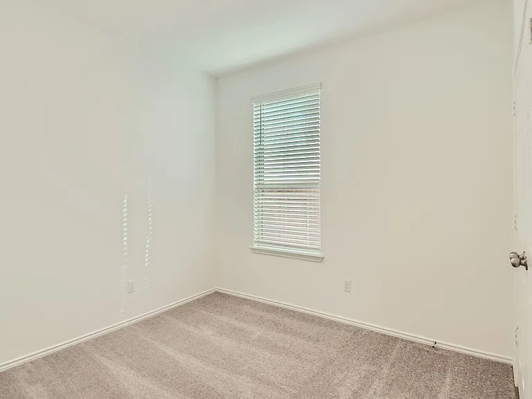 140 Bennington Dr — Photo 23