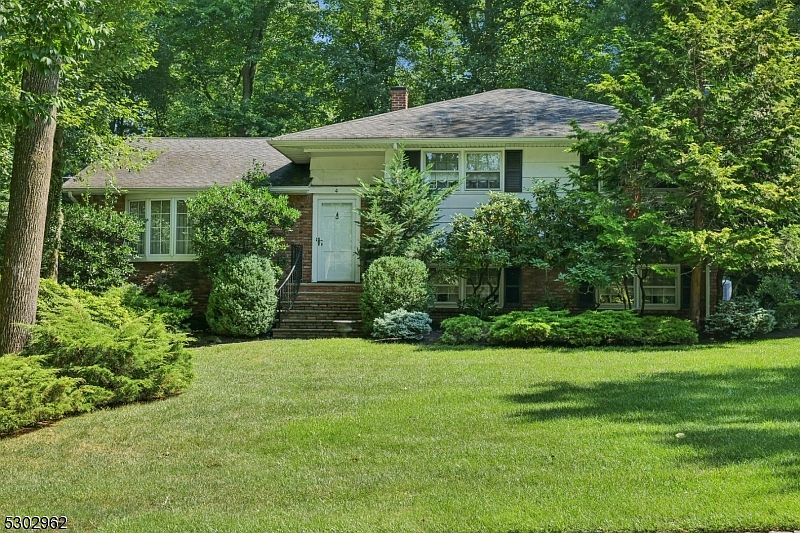 1st image of 4 Brookwood Dr