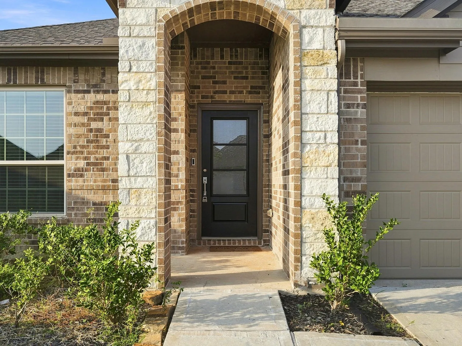 4 bed, 2.0 bath, 1940 sqft, $2,600 — Photo 4