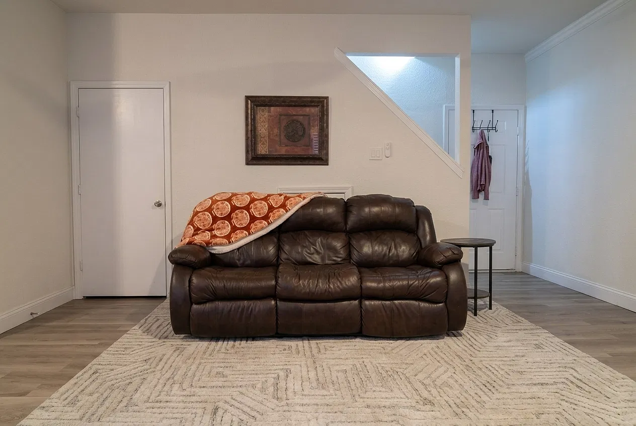 2 bed, 1.5 bath, 1200 sqft, $2,100 — Photo 2