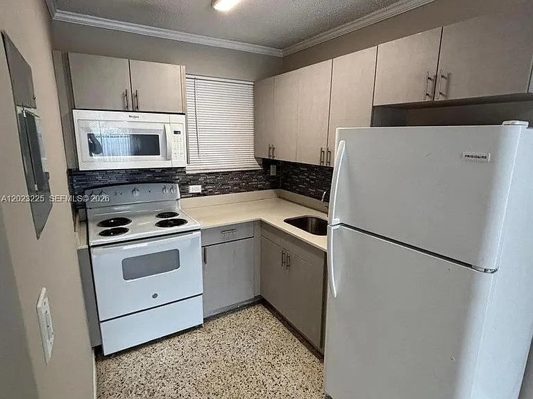 1047 SW 7th St #6 — Photo 4