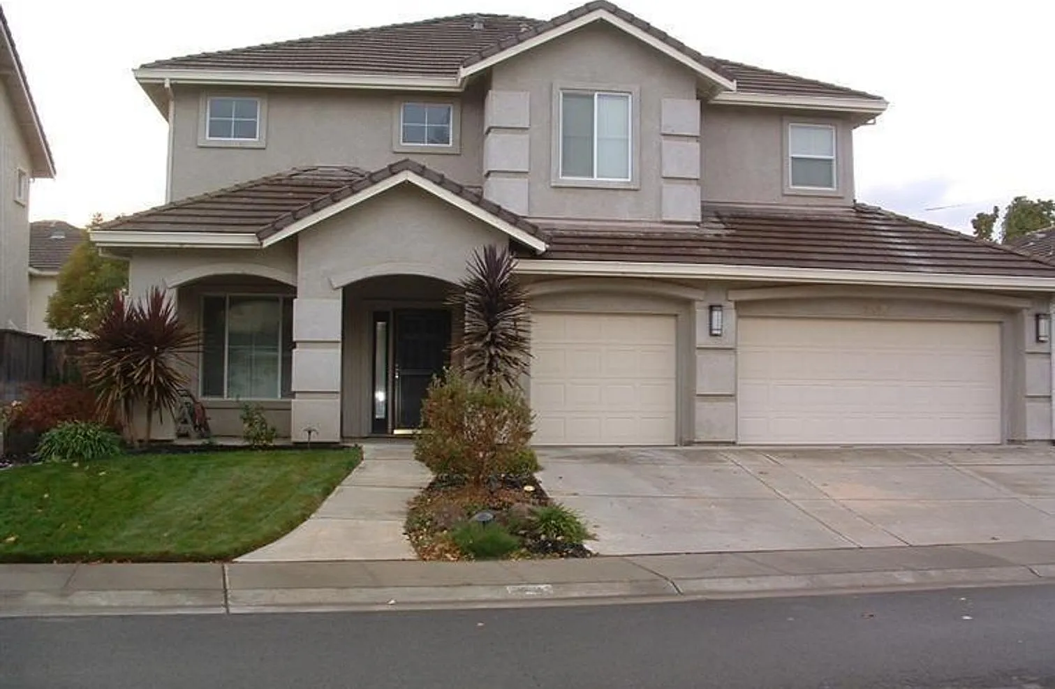 Fantastic 2 Story 4 Bedrooms,2.5 Baths — Photo 1