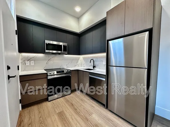 2959 Richter St #101, Kelowna, BC V1Y 0N1