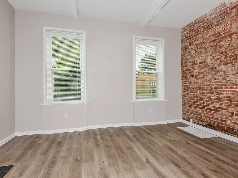 1348387_020_living_room_13079646.jpg