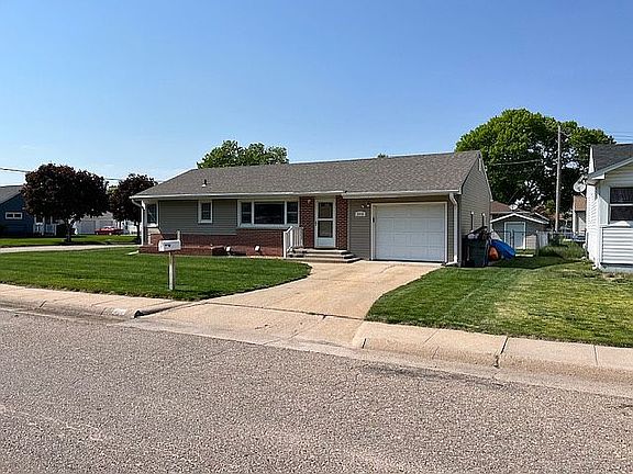 4th image of 902 E 30th Dr