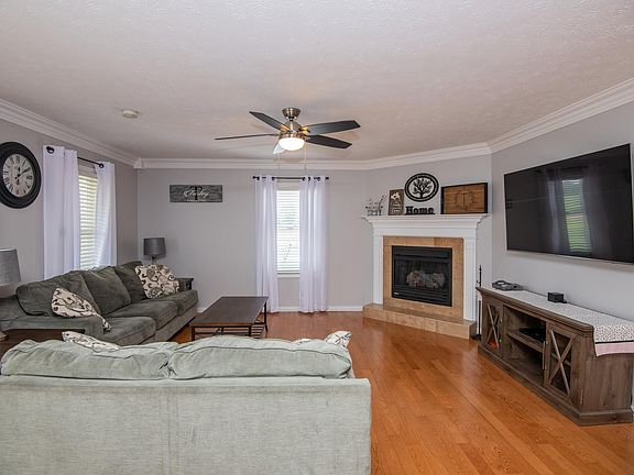3rd image of 287 Camelot Dr