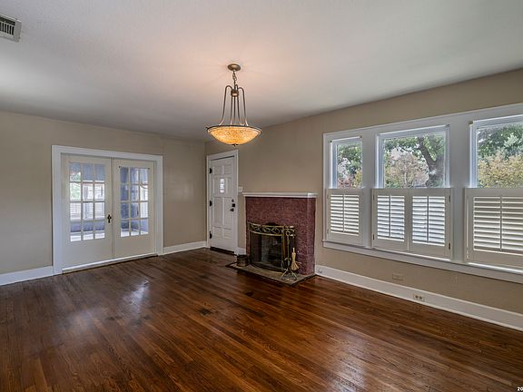 4th image of 301 FURR DR