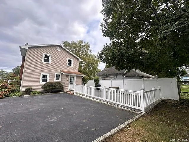 4 bed, 2.0 bath, 2600 sqft, $3,950 — Photo 4