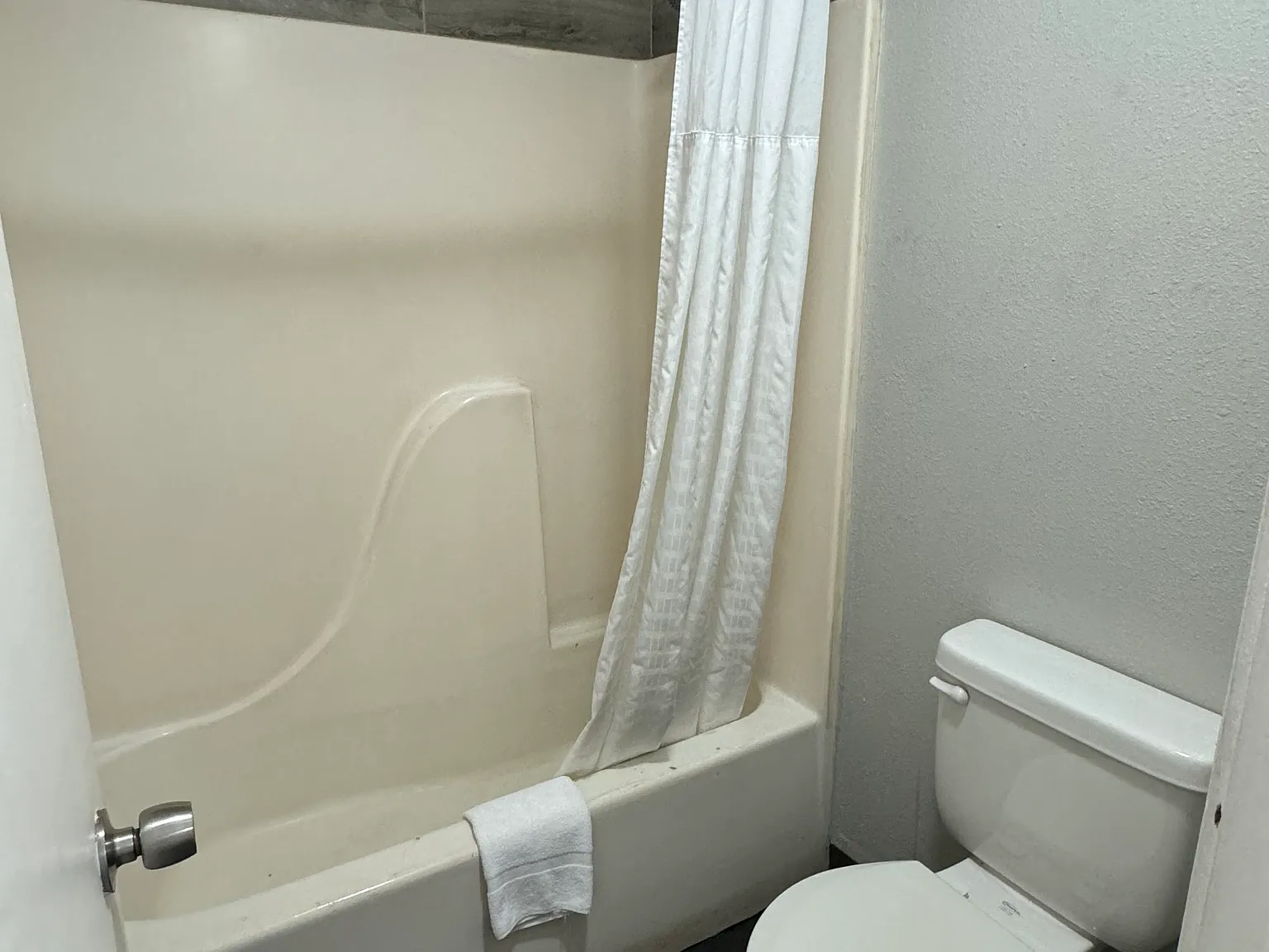 Studio, 1.0 bath, 350 sqft, $750 — Photo 4
