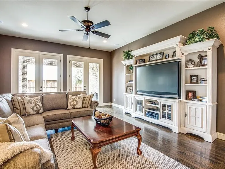 580 Butchart Dr — Photo 11