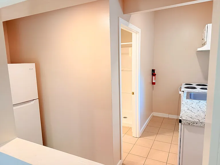 2046 Hartford Ave #4 — Photo 12