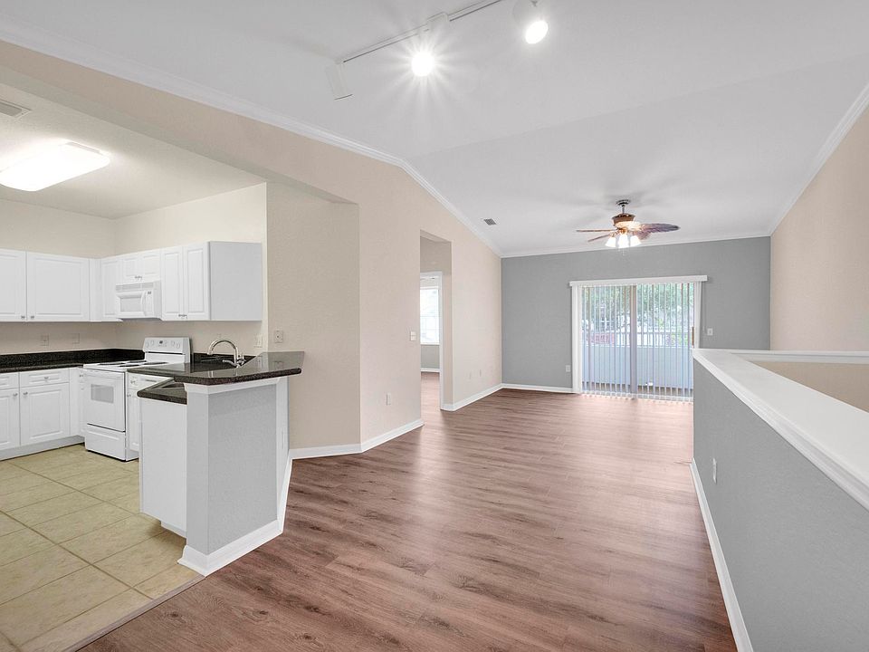 1st image of 343 SE Rogers Ct