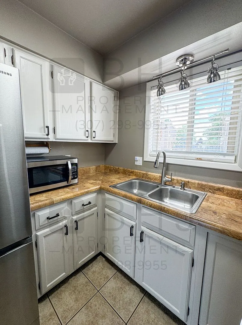 Dog Friendly, 2 Bed/ 1.5 Bath Townhouse — Photo 2